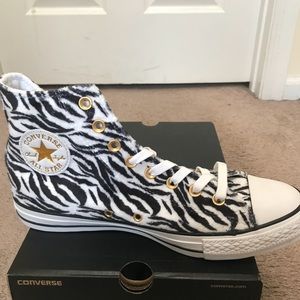 BRAND NEW - Converse Sneakers